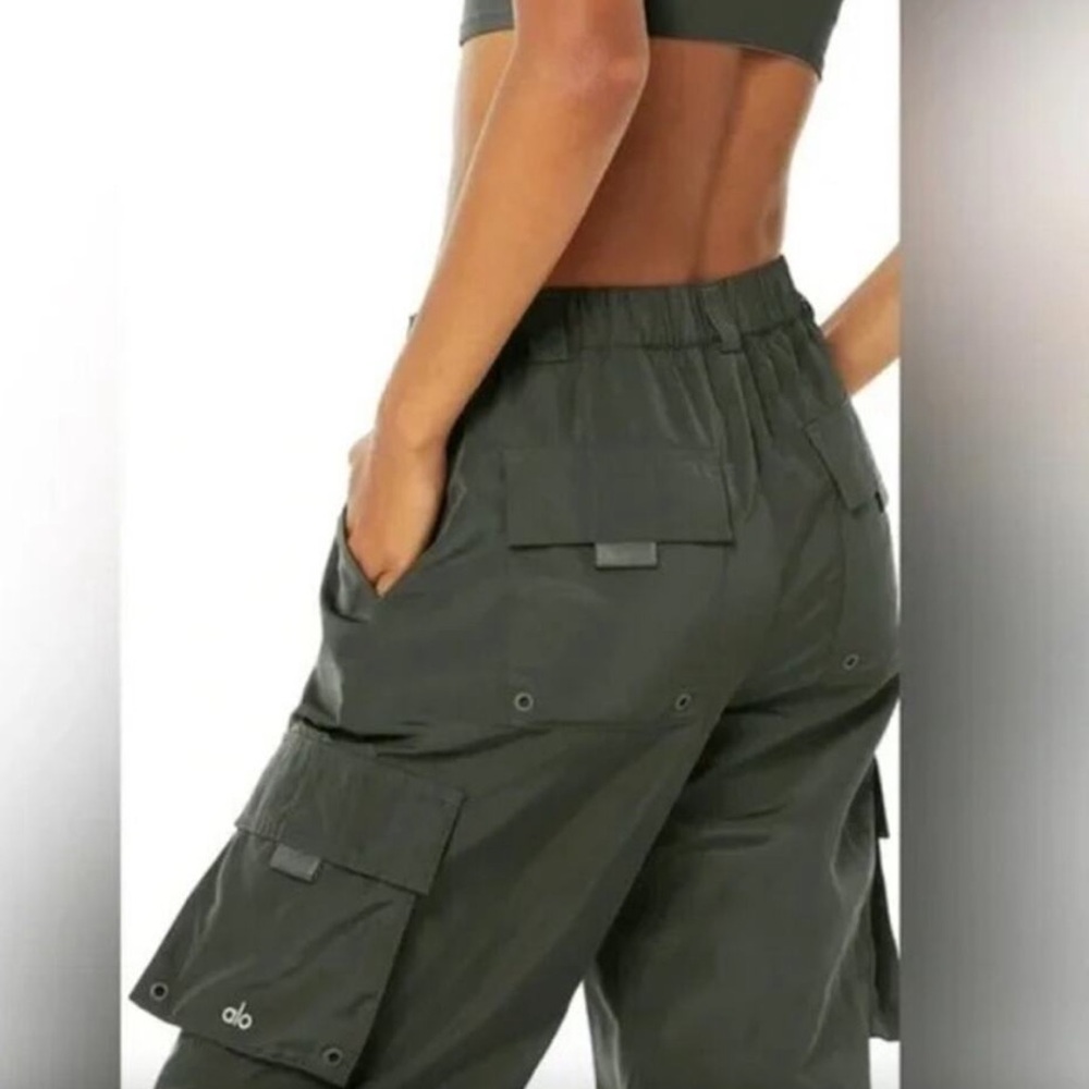 ALO Yoga It Girl Olive Cargo Warm Up pants, XXS (fits like XS) EUC - Picture 3 of 10